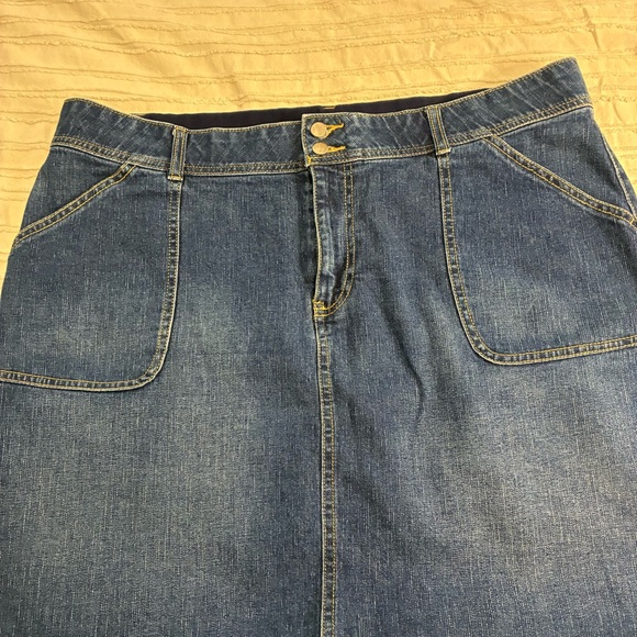 DH Denver Hayes Denim Skirt. Blue. Pockets in front. Zipper and button closure. - Picture 4 of 11